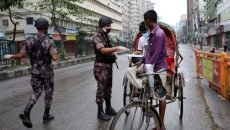 পুলিশ কর্মকর্তা বাবাকে স্যালুট ক্যাপ্টেন মেয়ের