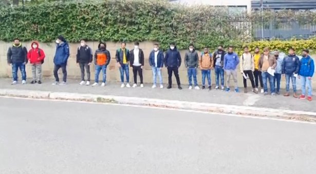 পাসপোর্ট জটিলতায় ইতালিতে অবৈধ হওয়ার পথে বাংলাদেশিরা