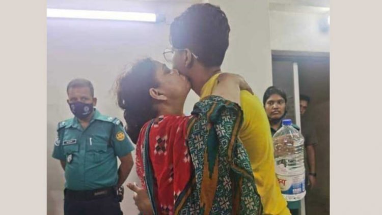 অবশেষে মধ্যরাতে মা-ছেলেকে ছাড়ল পুলিশ