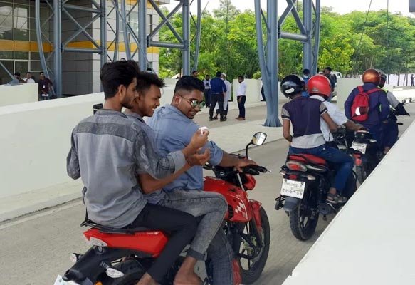 পদ্মা সেতু পারাপারে নেওয়া হচ্ছে অতিরিক্ত ভাড়া