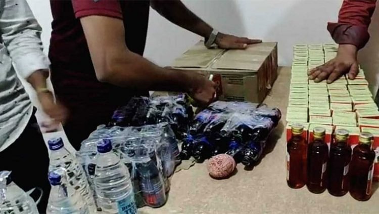 অবৈধ মদ বহনের অভিযোগে হিলিতে ভারতীয় ট্রাকচালক আটক