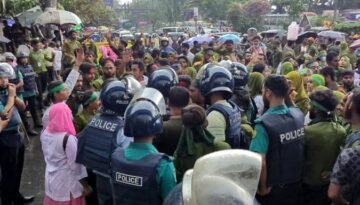 ব্যারিকেড সরিয়ে শাহবাগ মোড় অবরোধ নার্সিং শিক্ষার্থীদে