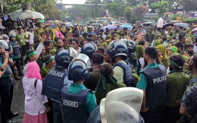 ব্যারিকেড সরিয়ে শাহবাগ মোড় অবরোধ নার্সিং শিক্ষার্থীদে